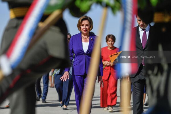 Спикер палаты представителей США Ненси Пелоси во время посещения Мемориального комплекса геноцида армян Цицернакаберд (18 сентябя 2022). Еревaн - Sputnik Армения