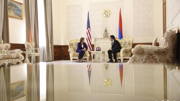 Спикер палаты представителей США Ненси Пелоси и председатель НС РА Ален Симонян во время приватной беседы (18 сентябя 2022). Еревaн - Sputnik Արմենիա