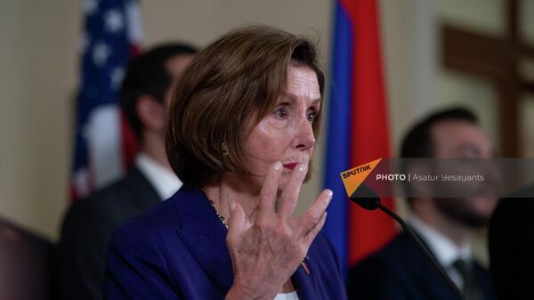 Спикер палаты представителей США Ненси Пелоси жестикулирует во время брифинга по итогам встречи (18 сентябя 2022). Еревaн - Sputnik Армения