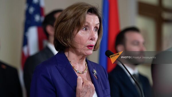 Спикер палаты представителей США Ненси Пелоси жестикулирует во время брифинга по итогам встречи (18 сентябя 2022). Еревaн - Sputnik Армения