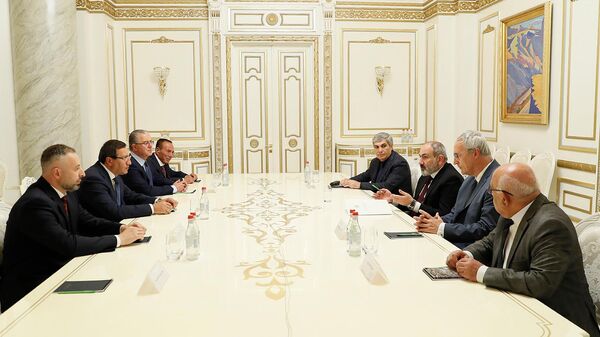 Премьер-министр Никол Пашинян встретился с руководителями партий-участников совещательного собрания по сотрудничеству с внепарламентскими политическими силами (20 сентября 2022). Еревaн - Sputnik Армения