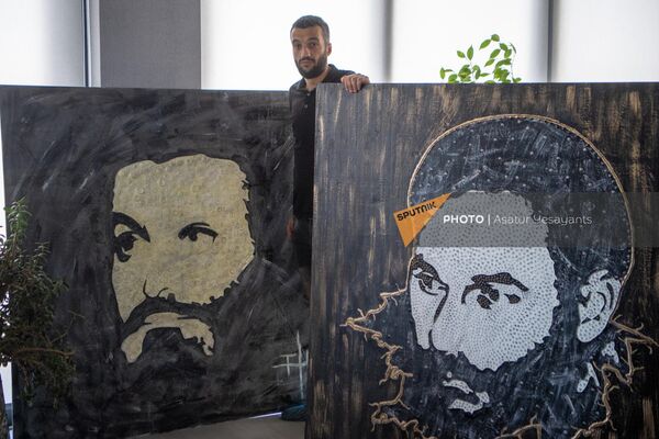 Тигран Мкртчян со своими работами, портретами Вазгена Саркисяна и Монте Мелконяна - Sputnik Армения