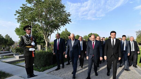 ՀՀ բարձրագույն իշխանության ներկայացուցիչներն այցելել են Եռաբլուր - Sputnik Արմենիա