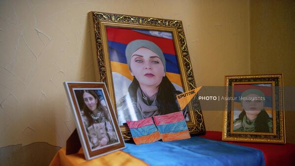 Фотографии погибшей в ходе азербайджанской агрессии военнослужащей Ануш Апетян - Sputnik Армения