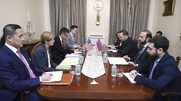 В рамках 77-й сессии ГА ООН министр иностранных дел РА Арарат Мирзоян встретился с председателем агентства США по международному развитию (USAID) Самантой Пауэр (21 сентября 2022). Нью-Йорк - Sputnik Армения
