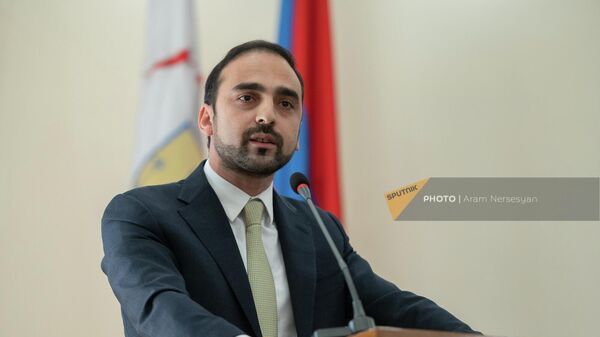 Тигран Авинян во время выступления на Совете старейшин (23 сентября 2022) . Еревaн - Sputnik Армения