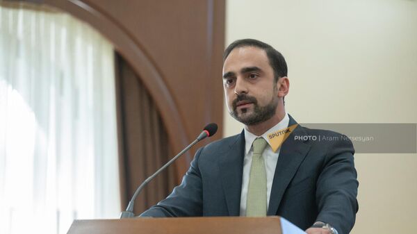 Тигран Авинян во время выступления на Совете старейшин (23 сентября 2022) . Еревaн - Sputnik Армения