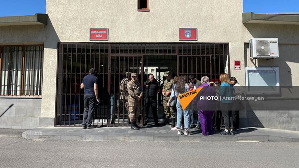 Родственники военнослужащих у здания Минобороны Армении (26 сентября 2022). Еревaн - Sputnik Արմենիա