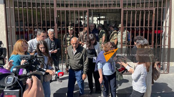 Родственники военнослужащих у здания Минобороны Армении (26 сентября 2022). Еревaн - Sputnik Армения