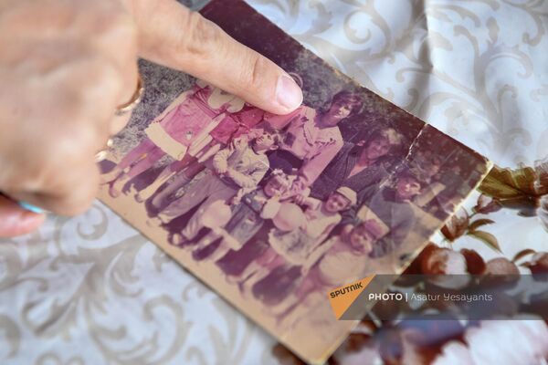 Дочь Сусанны Григорян Мариам показывает семейные фотографии - Sputnik Армения