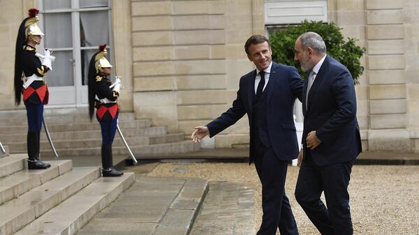 Президент Франции Эммануэль Макрон приветствует премьер-министра Армении Никола Пашиняна перед их встречей в Елисейском дворце (26 сентября 2022). Париж - Sputnik Армения