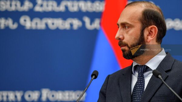 Министр иностранных дел Армении Арарат Мирзоян на совместной с греческим коллегой пресс-конференции (27 сентября 2022). Еревaн - Sputnik Армения