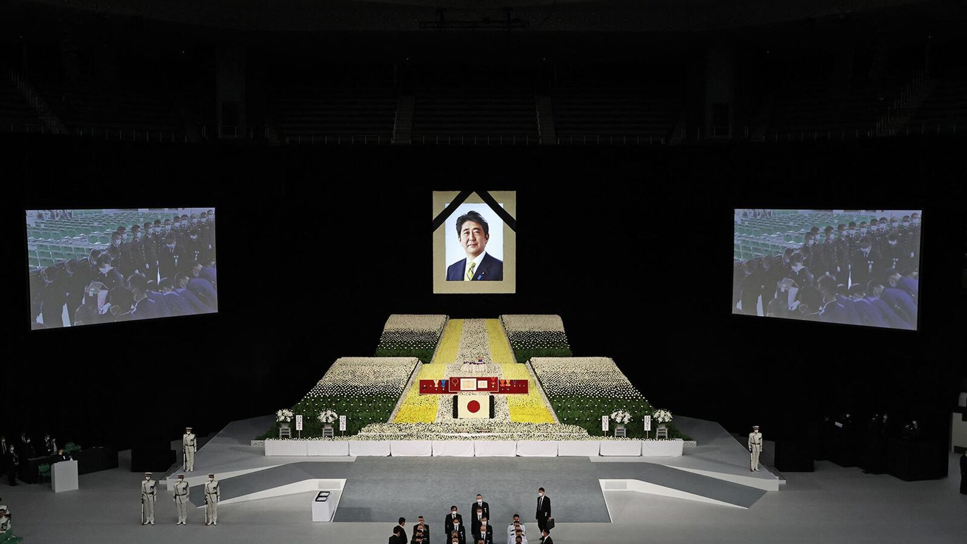 Портрет бывшего премьер-министра Японии Синдзо Абэ висит над сценой во время его государственных похорон в Ниппон Будокан (27 сентября 2022). Токио - Sputnik Армения, 1920, 27.09.2022