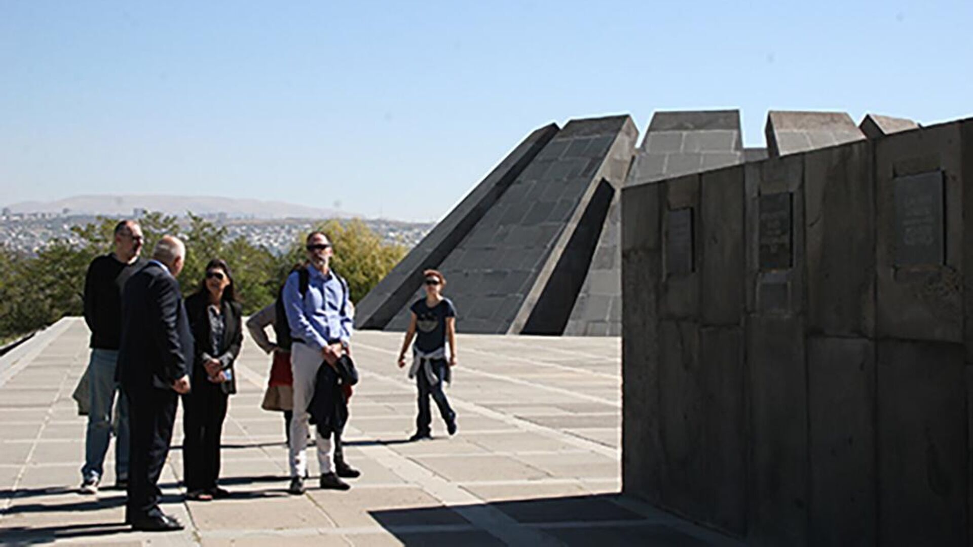 Делегация греческого парламента, прибывшая в Армению с рабочим визитом, посетила Мемориал памяти жертв Геноцида армян (27 сентября 2022). Еревaн - Sputnik Армения, 1920, 13.09.2023