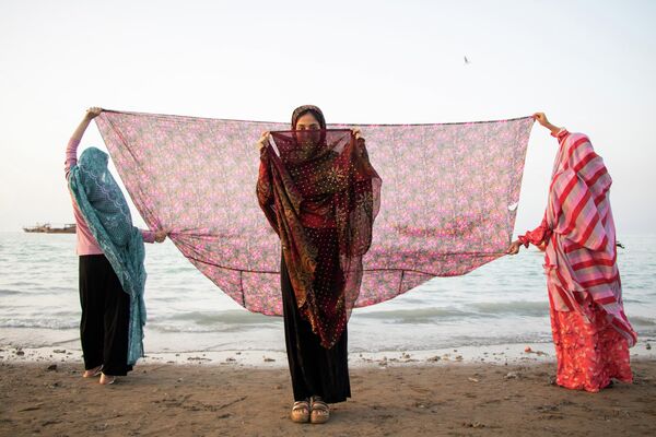 На фото девушки-фотографа из Ирана Шагхае Шаянкха &quot;Тайные мечты&quot; женщины в паранджах идут за своей мечтой, несмотря на все ограничения. - Sputnik Армения