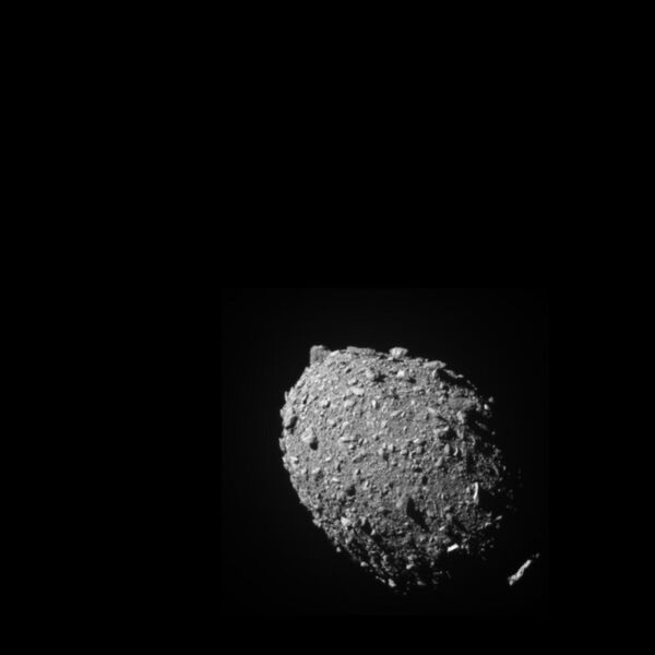 Луна астероида Диморф, видимая космическим кораблем DART за 11 секунд до столкновения. Изображение сделано с расстояния 42 мили (68 километров), и оно последнее, на котором были видны оба космических тела. - Sputnik Армения