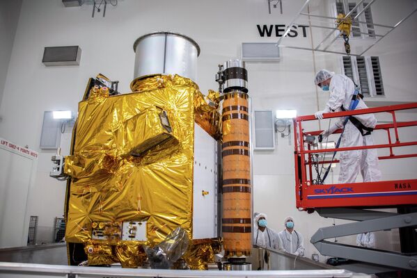 Технические специалисты готовятся к перемещению космического корабля NASA для испытания двойного астероидного перенаправления (DART) на рабочий стенд внутри центра космических операций Astrotech на базе космических сил Ванденберг в Калифорнии. - Sputnik Армения