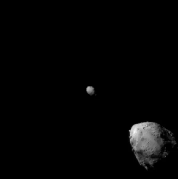 Դիդիմոս աստերոիդը (ձախից վերում) և նրա արբանյակ Դիմորֆոսը՝ ՆԱՍԱ-ի DART տիեզերանավի հետ բախվելուց մոտավորապես 2,5 րոպե առաջ - Sputnik Արմենիա
