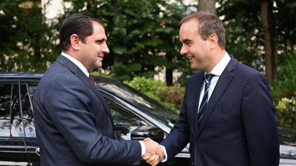 Министр обороны Сурен Папикян с французским коллегой Себастьяном Лекорню (27 сентября 2022). Париж - Sputnik Армения