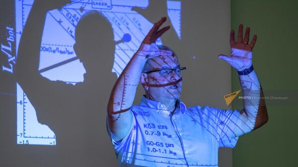 Открытая лекция астрофизика NASA Владимира Айрапетяна на факультете физики ЕГУ (28 сентября 2022). Еревaн - Sputnik Армения