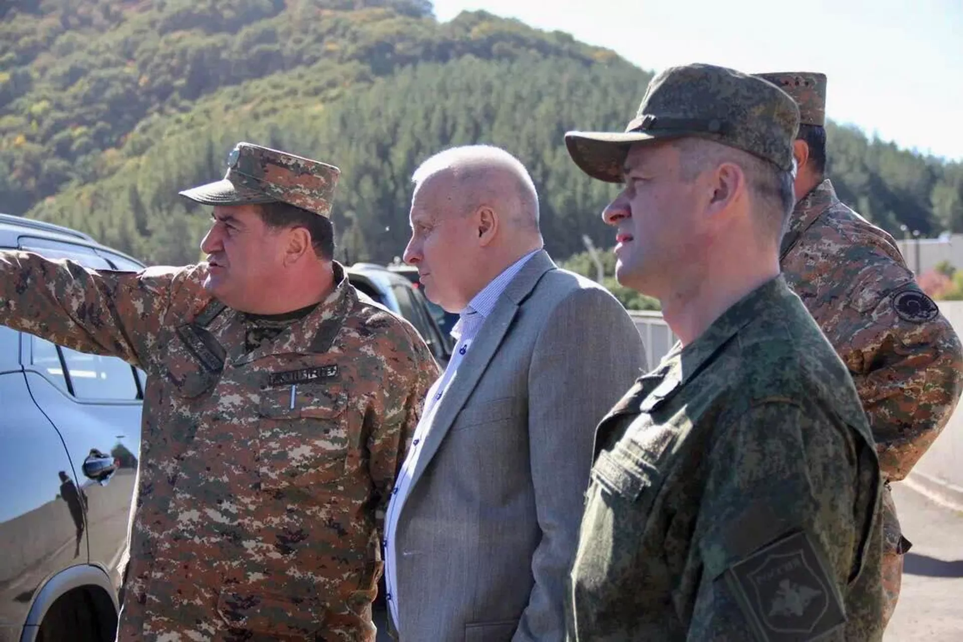 Чрезвычайный и полномочный посол России Сергей Копыркин и Военный и военно-воздушный атташе при Посольстве Вячеслав Косов вместе с Командующим Объединенной группировкой войск ВЫ РА и ВС РФ Тиграном Парваняном посетили города Джермук и Горис (28 сентября 2022). - Sputnik Արմենիա, 1920, 28.09.2022