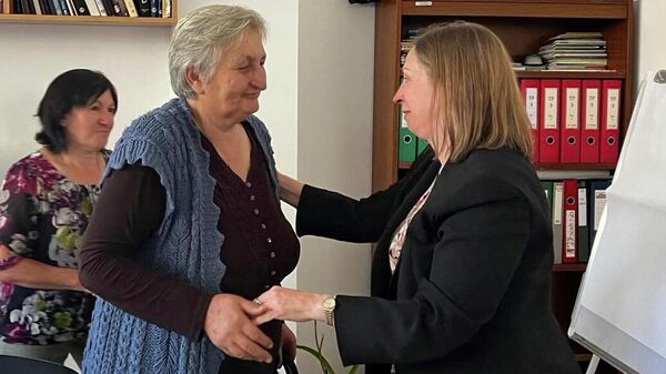 Посол США Линн Трейси посетила деревню Акнер, пострадавшую от артиллерийского обстрела азербайджанских ВС (29 сентября 2022). Сюникская область - Sputnik Армения