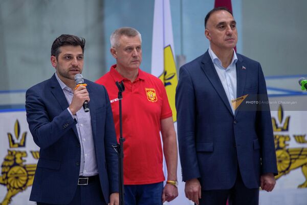 Вице-мэр Еревана Геворг Симонян выступает на открытии турнира по хоккею среди любительских команд - Sputnik Армения