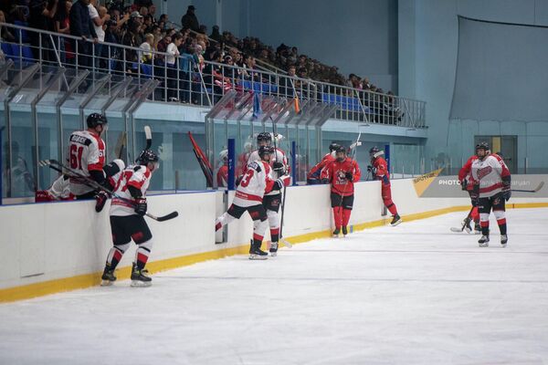 В Ереване прошел турнир по хоккею среди любительских команд - Sputnik Армения