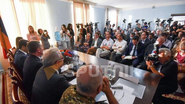 Пресс-конференция с главами диппредставительств, посетивших пострадавшие от азербайджанских обстрелов населенные пункты (29 сентября 2022). Гегаркуник - Sputnik Армения