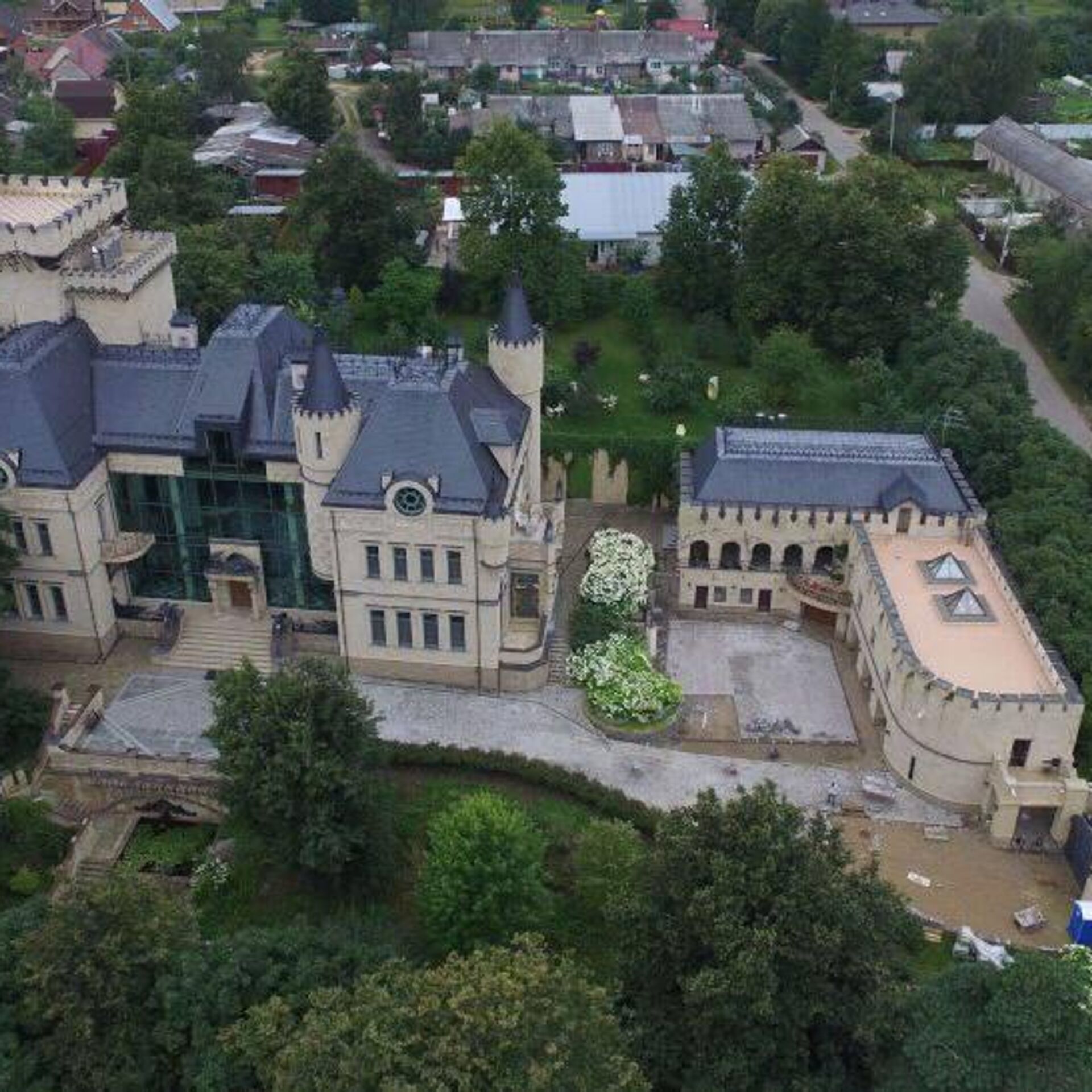 Пугачева дом фото. Замок в деревне грязь Максима Галкина. Посёлок грязь замок Галкина. Дом Максима Галкина в деревне грязь. Замок Аллы Пугачевой и Максима Галкина.