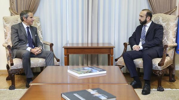 Министр иностранных дел Арарат Мирзоян встретился с генеральным директором Международного агентства по атомной энергии (МАГАТЭ) Рафаэлем Мариано Гросси (4 октября 2022). Еревaн - Sputnik Армения