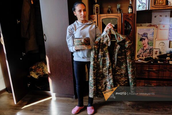 Невестка Алисы Мелконян Анна показывает военную форму Алисы - Sputnik Армения