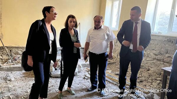 Омбудсмен Кристинне Григорян и посол Франции в Армении Анн Луйо встретились с жителями домов, поврежденных в результате обстрелов азербайджанских ВС (5 октября 2022). Веришен - Sputnik Армения
