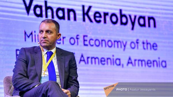Министр экономики Ваан Керобян выступает с речью во время глобального инвестиционного форума “Global Innovation Forum 2022: Life Altering Technologies” (5 октября 2022). Еревaн - Sputnik Армения