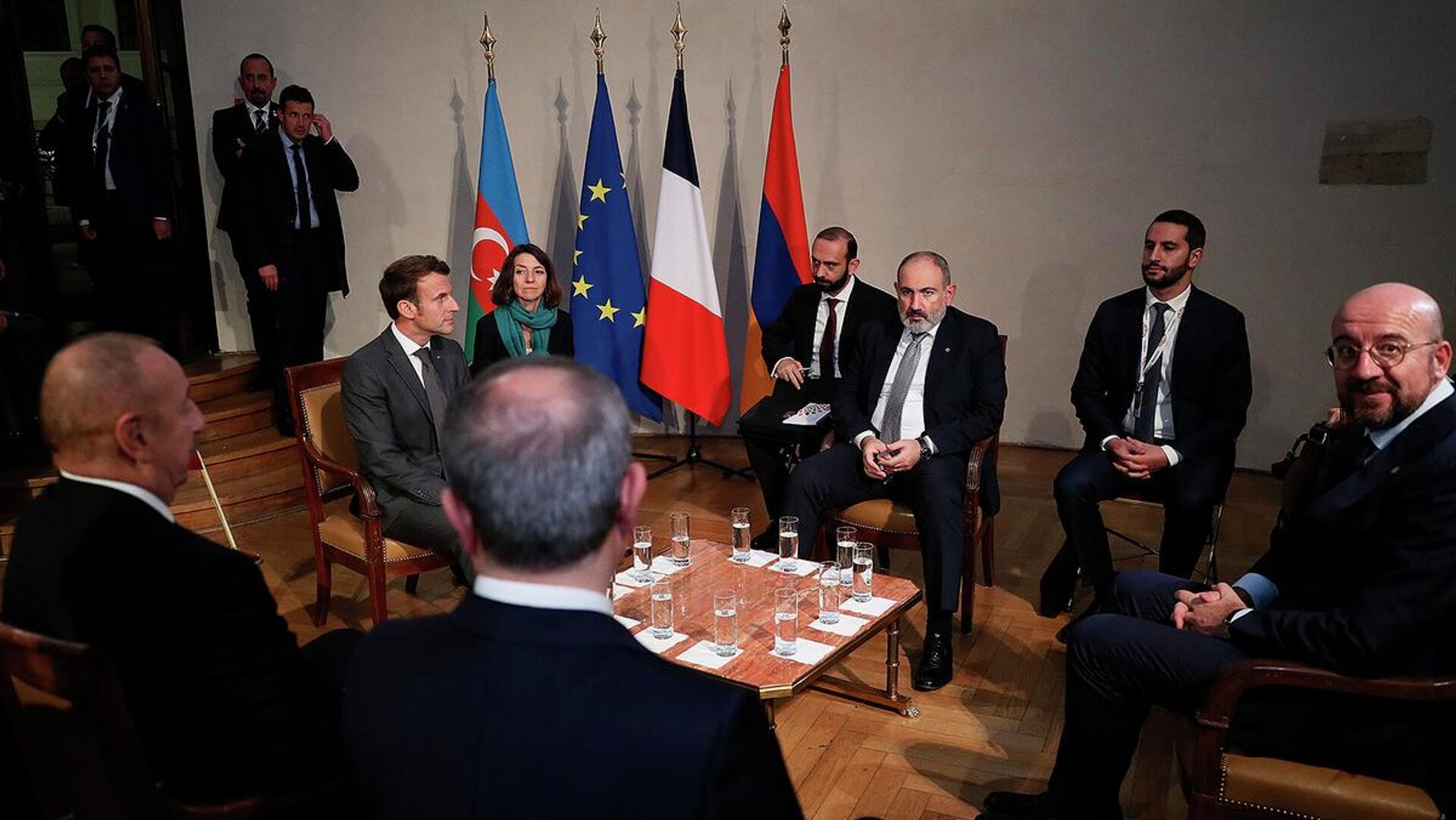 Վարչապետ Նիկոլ Փաշինյանի հանդիպումը Ադրբեջանի նախագահ Իլհամ Ալիևի հետ Ֆրանսիայի նախագահ Էմանուել Մակրոնի և ԵՄ նախագահ Շառլ Միշելի նախաձեռնությամբ - Sputnik Արմենիա, 1920, 02.11.2022