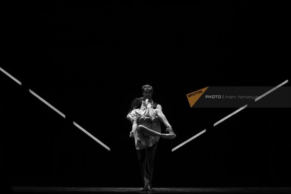Կամիլայի դերը կատարում է Սանկտ Պետերբուրգի Բորիս Էյֆմանի բալետի պետական ակադեմիական թատրոնի առաջատար մենակատար Լյուբով Անդրեևան։ - Sputnik Արմենիա