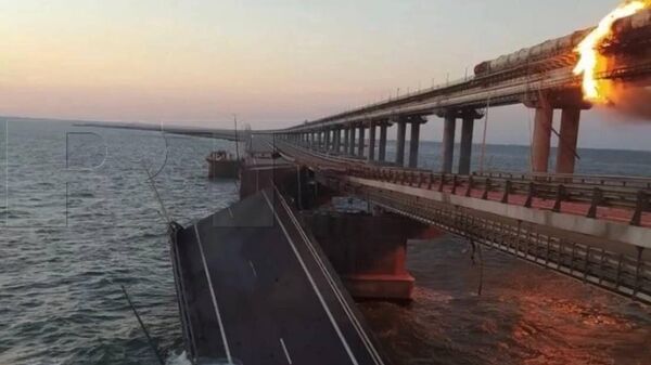 Крымский мост, на автомобильной части которого со стороны Таманского полуострова произошел подрыв грузового автомобиля, повлекший за собой возгорание семи топливных цистерн железнодорожного состава - Sputnik Армения