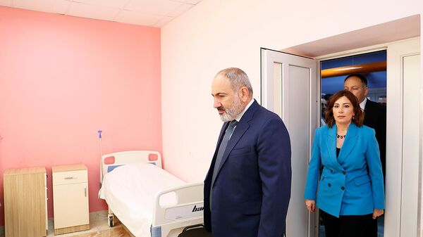 Премьер-министр Никол Пашинян посетил Национальный центр онкологии им. Фанарджяна (8 октября 2022). Еревaн - Sputnik Армения
