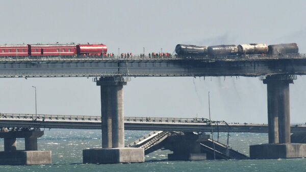 Железнодорожные составы с цистернами на Крымском мосту, на автомобильной части которого со стороны Таманского полуострова произошел подрыв грузового автомобиля, повлекший за собой возгорание семи топливных цистерн железнодорожного состава - Sputnik Армения