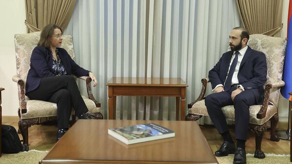 Արարատ Միրզոյանն ու Ֆրանսիայի նախագահի գրասենյակի խորհրդական Իզաբել Դյումոնը - Sputnik Արմենիա