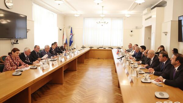 Делегация Национального собрания Армении, во главе с председателем Аленом Симоняном встретилась с членами фракции Единая Россия (11 октября 2022). Москвa - Sputnik Армения