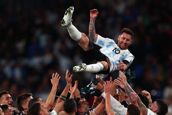 Нападающего сборной Аргентины Лионеля Месси подбрасывают в воздух его товарищи по команде во время празднования победы над сборной Италией на стадионе &quot;Уэмбли&quot; в Лондоне, 2022. - Sputnik Армения