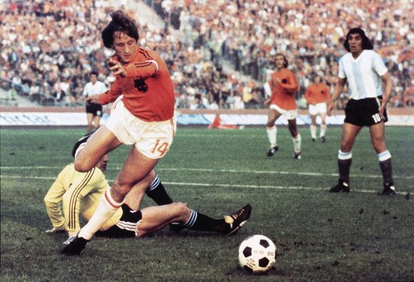 Հոլանդացի կիսապաշտպան Յոհան Կրոյֆը 1974 թվականի հունիսի 26-ին Գելզենկիրխենում&#x60; ֆուտբոլի աշխարհի առաջնությունում Հոլանդիայի և Արգենտինայի թիմերի հանդիպման ժամանակ: - Sputnik Արմենիա