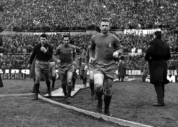 Մադրիդի «Ռեալի» ֆուտբոլիստներ Խոսե Արակիստանինը, Ֆրանսիսկո Խենտոն և Ֆերենց Պուշկաշը «Յուվենտուսի» դեմ խաղում, 1962 թ. - Sputnik Արմենիա