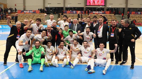 Футболисты сборной Армении по футзалу празднуют победу - Sputnik Армения