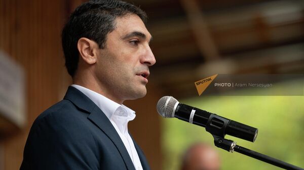 Министр окружающей среды Акоп Симидян во время церемонии выпуска благородных оленей на природу (14 октября 2022). Дилижан - Sputnik Армения