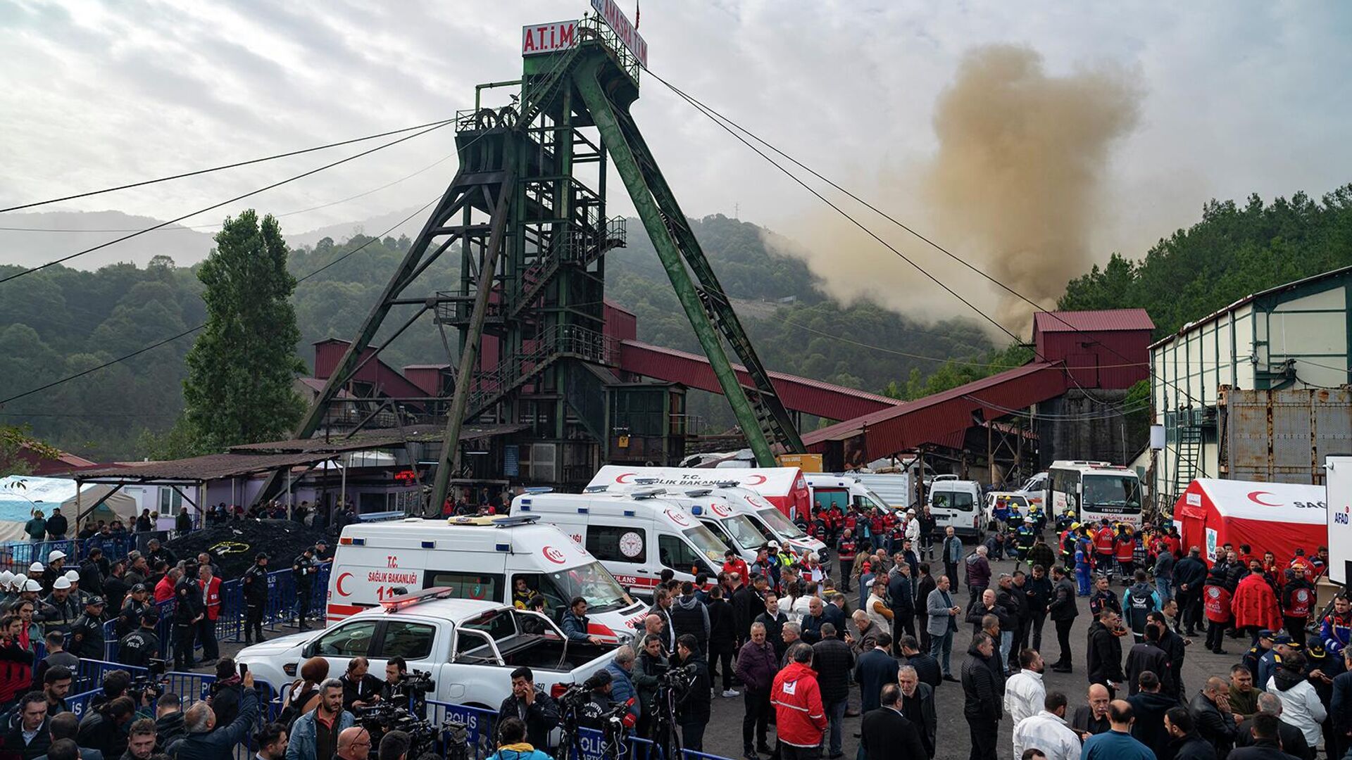 Машины скорой помощи возле угольной шахты после взрыва в Амасре, провинция Бартин (15 октября 2022). Турция - Sputnik Армения, 1920, 27.10.2022