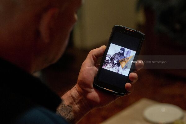 Անդրեյ Շելեման հեռախոսի մեջ արխիվային նկարներ է ցույց տալիս - Sputnik Արմենիա