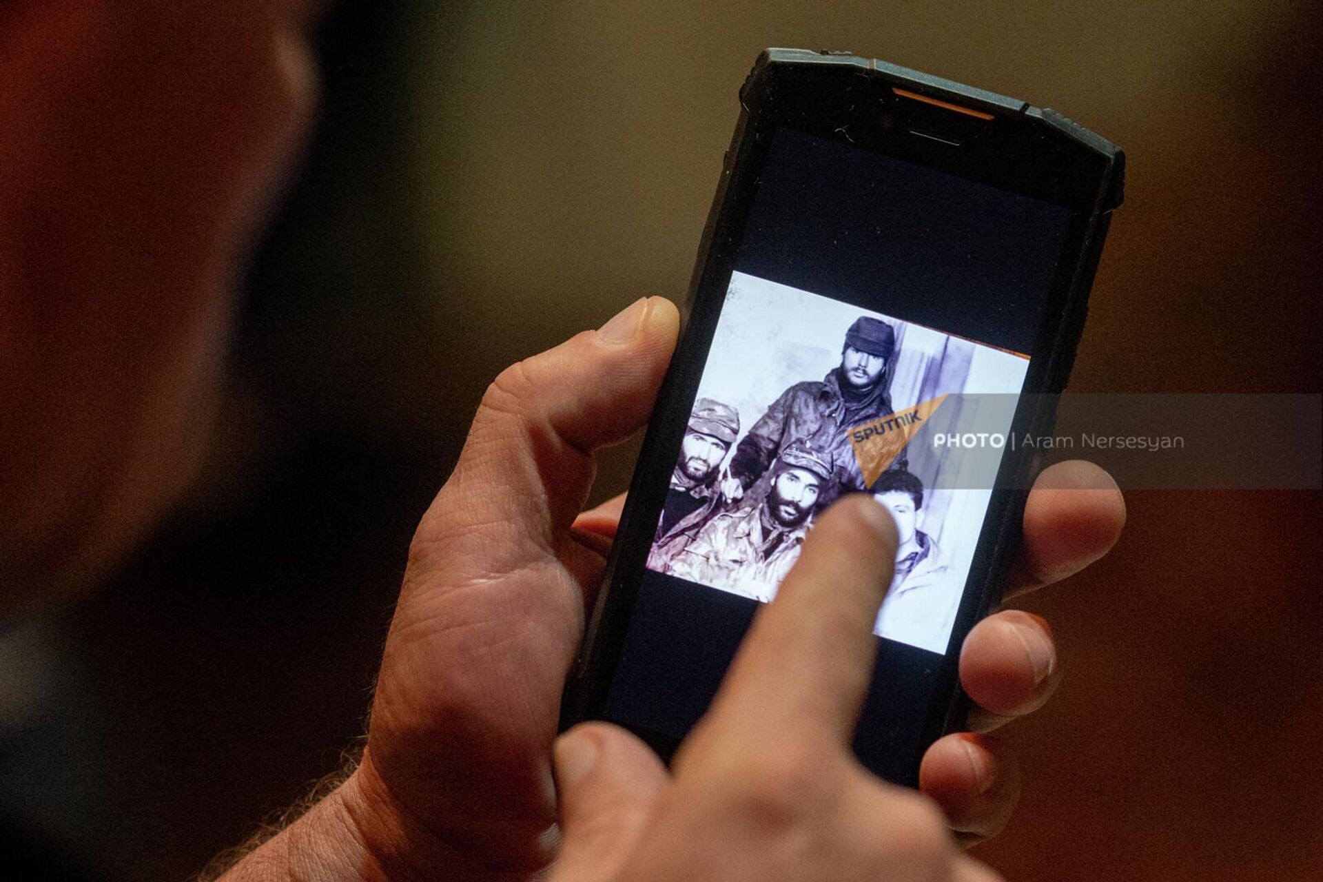 Участник трех карабахских войн Андрей Шелема показывает архивные фотографии в телефоне - Sputnik Արմենիա, 1920, 21.10.2022