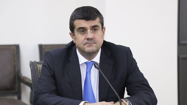 Министр иностранных дел Арарат Мирзоян встретился с делегацией во главе с президентом Карабаха Араиком Арутюняном (15 октября 2022). Еревaн - Sputnik Армения